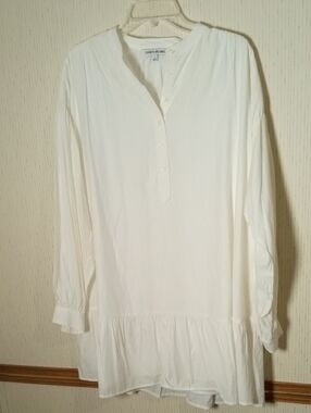 Elizabeth and James White Blouse/Tunic. Minimalist, Causal, Comfort, Closet Stap